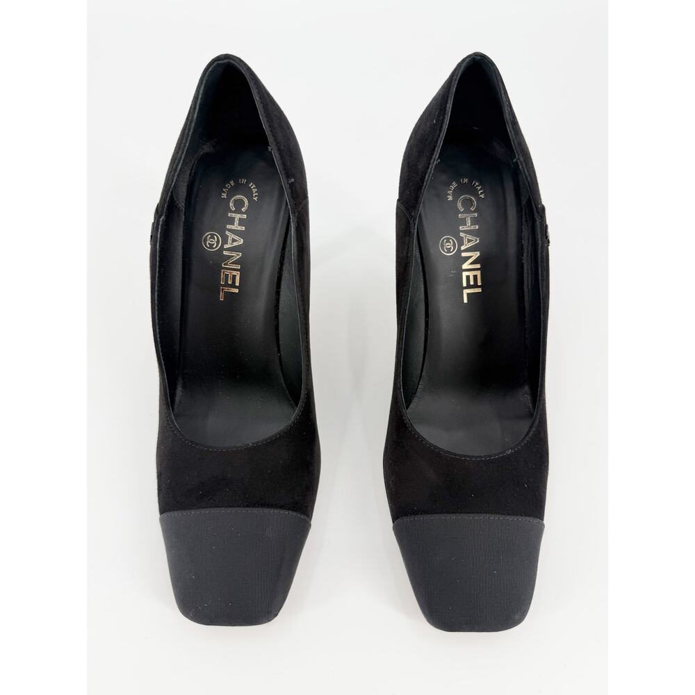 Chanel Cap Toe Pumps Fall Winter 2021 Black Suede Grosgrain Heels 38.5 Dust Bag